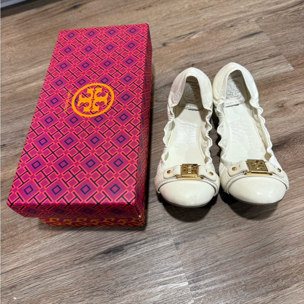 Tory Burch Cream Leather Ballet Flats Size 7.5 Gold Logo Medallion Good Used - Picture 2 of 10